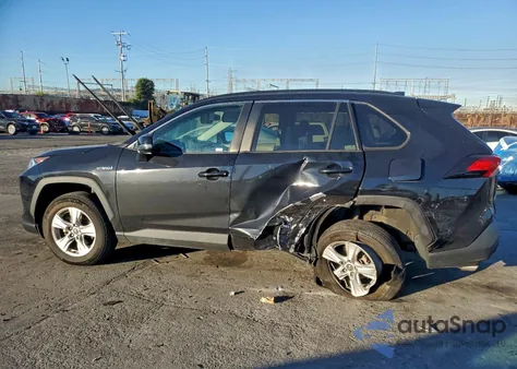 2021 Toyota Rav4 Xle z USA, uszkodzony, nr VIN 2T3R6RFV7MW008966